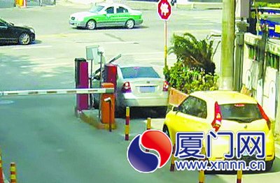 朱某駕車緩緩駛向道閘，硬生生將道閘頂開