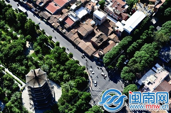 1.遙望西街，西塔如同古城畫(huà)卷上的印章般醒目