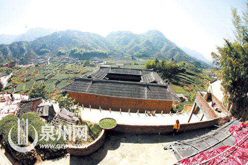 賣茶而建的聚斯樓目前仍茶園環繞