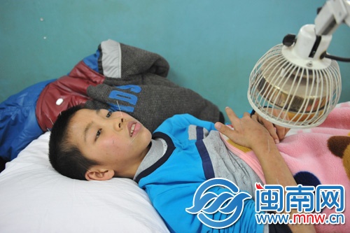 如今，他無法去上學，每天都要去醫院針灸
