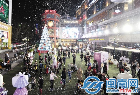 昨晚9點，泉州市區領秀天地，“人工造雪”吸引很多