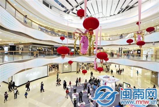 昨晚9點(diǎn)半，泉州市區(qū)萬達(dá)廣場，依舊人來人往