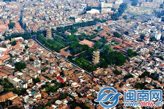 本報去年年底航拍圖片，東西雙塔屹立，紅磚古厝環繞