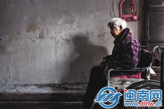 陳磨治坐在輪椅上，常年窩在家中，好希望有人帶她出