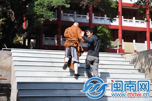 決心留在寺廟工作，陳奕新向眾人揮手告別