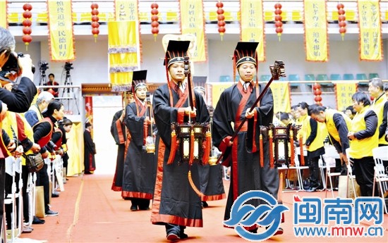 祭祀大典按傳統(tǒng)禮數(shù)進(jìn)行，持續(xù)一個(gè)多小時(shí)
