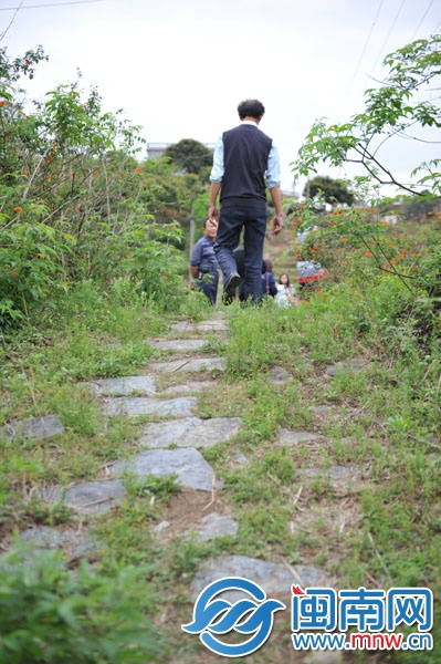 沿著該石道步行，便可通往石拱橋