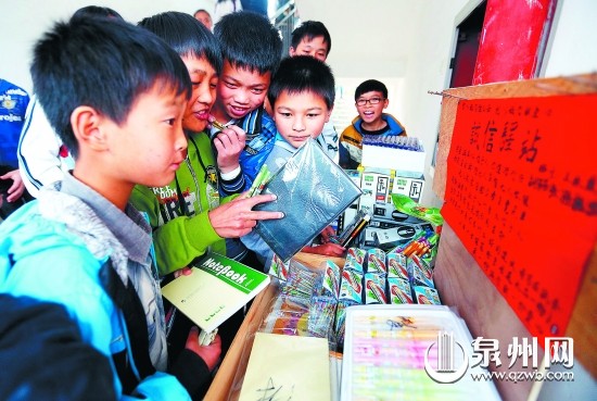貨攤沒有管理員，付錢、找零全憑學(xué)生的誠信。