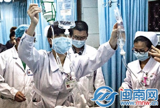 遇到急診病人多了，一護士連掛三個吊瓶