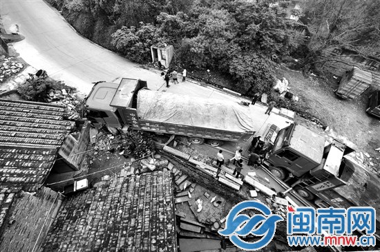 兩輛土方車，一輛撞民房，一輛被前車撞到