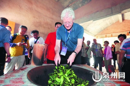 國外專家學(xué)者體驗傳統(tǒng)制茶工藝