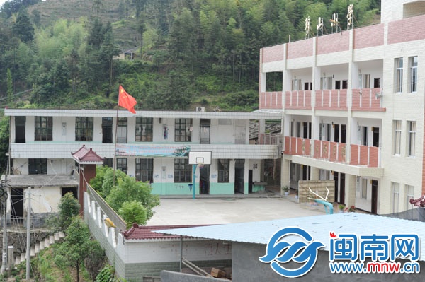 三層的是前年翻建的教學樓，兩層舊樓則改作學前班和