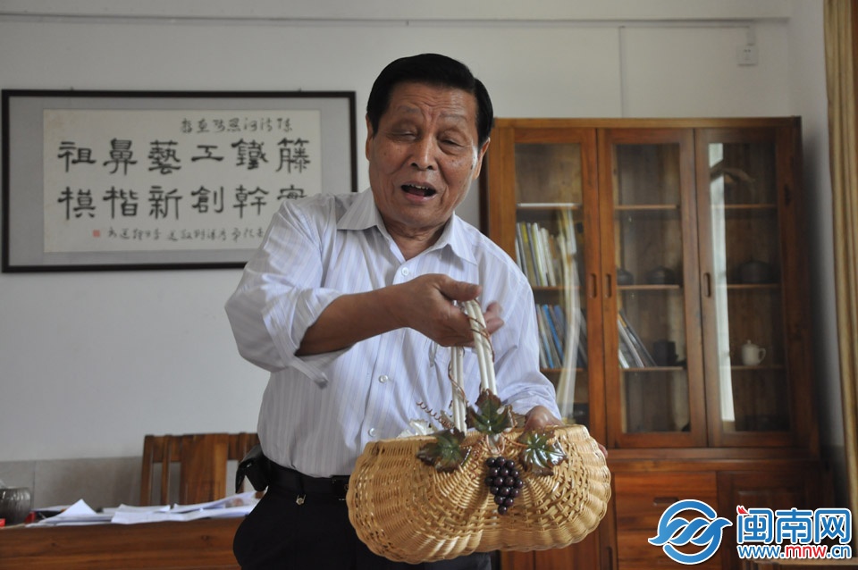 陳清河向記者講述安溪藤鐵業的發展歷程 副本