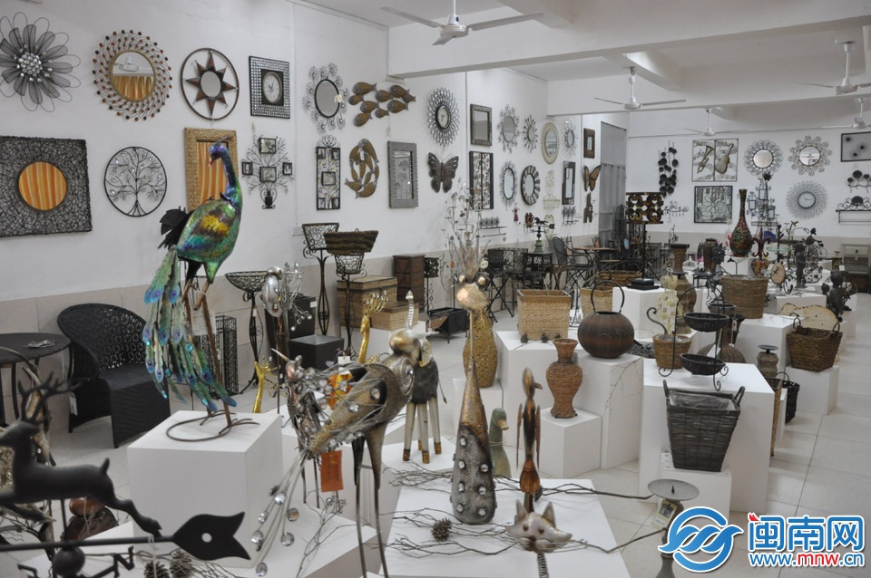 展覽廳里，琳瑯滿目的藤鐵工藝品吸引了無數前來參觀
