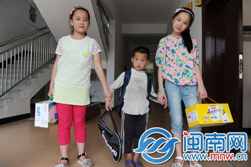 琪琪（右）與同學看望小燦藝