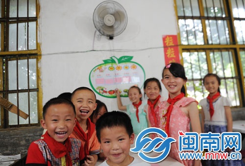 孩子們有了風扇，吃飯不再熱了