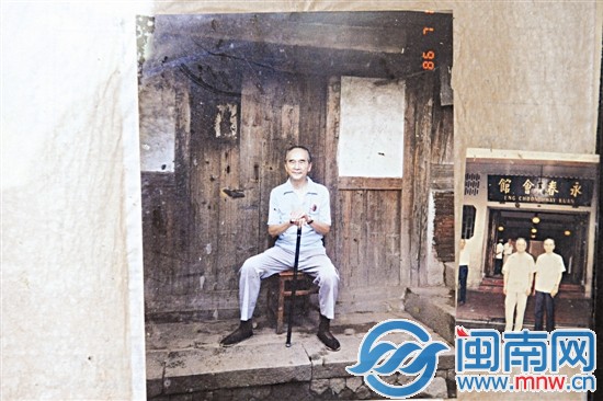 梁披云80歲時回鄉(xiāng)，在故居前留影留書