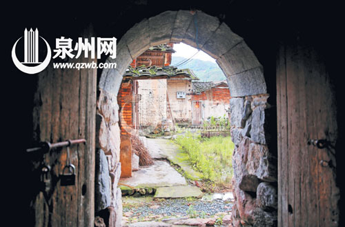 這一石拱門是土樓的邊門，對面是土樓的配套古厝。