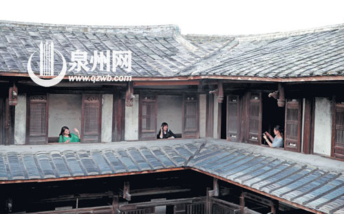 古香古色的土樓對都市人很有吸引力，不少人結伴前往