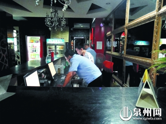 民警對網吧進行檢查