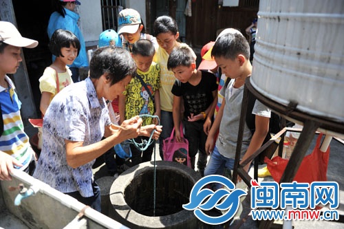 阿婆輕松就打上了一桶井水，小記者們看呆了